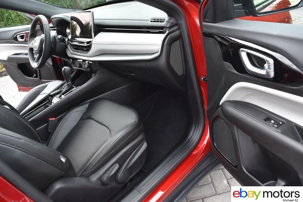 2025 Jeep Compass - Image 16 of 21