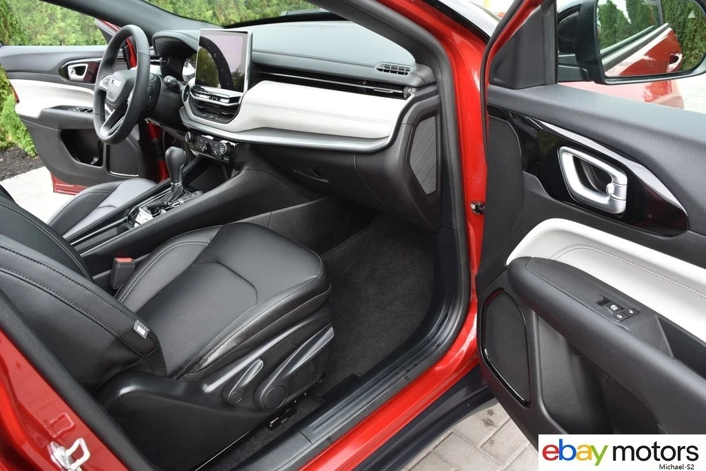 2025 Jeep Compass - Image 16 of 21