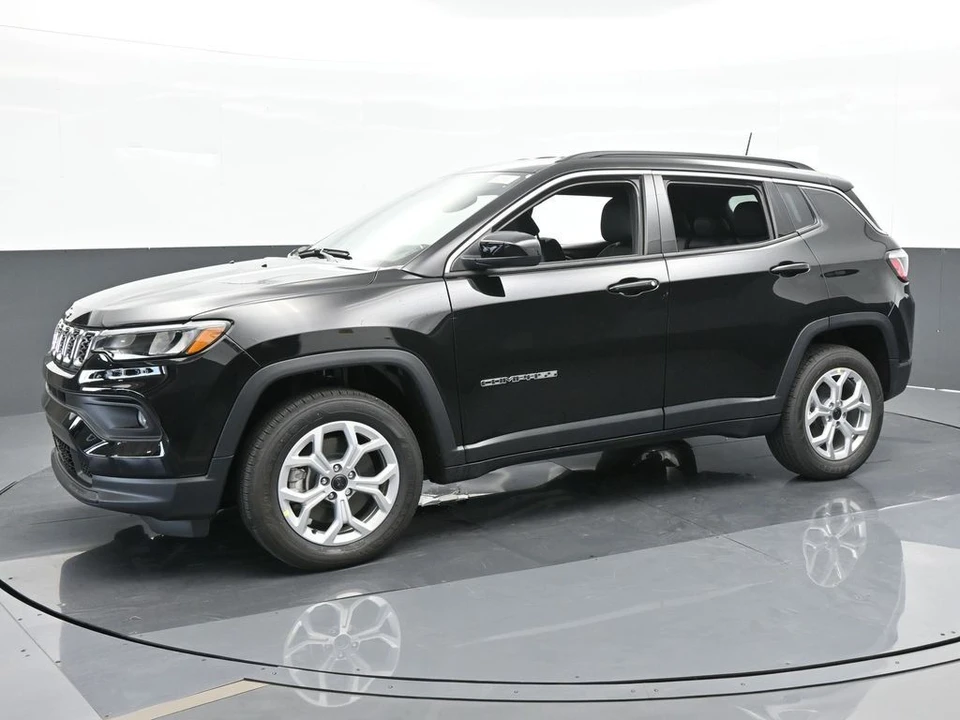 2025 Jeep Compass - Image 2 of 12