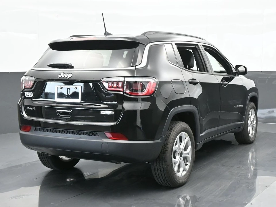 2025 Jeep Compass - Image 5 of 12