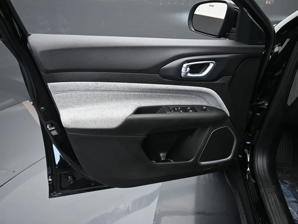 2025 Jeep Compass - Image 11 of 12