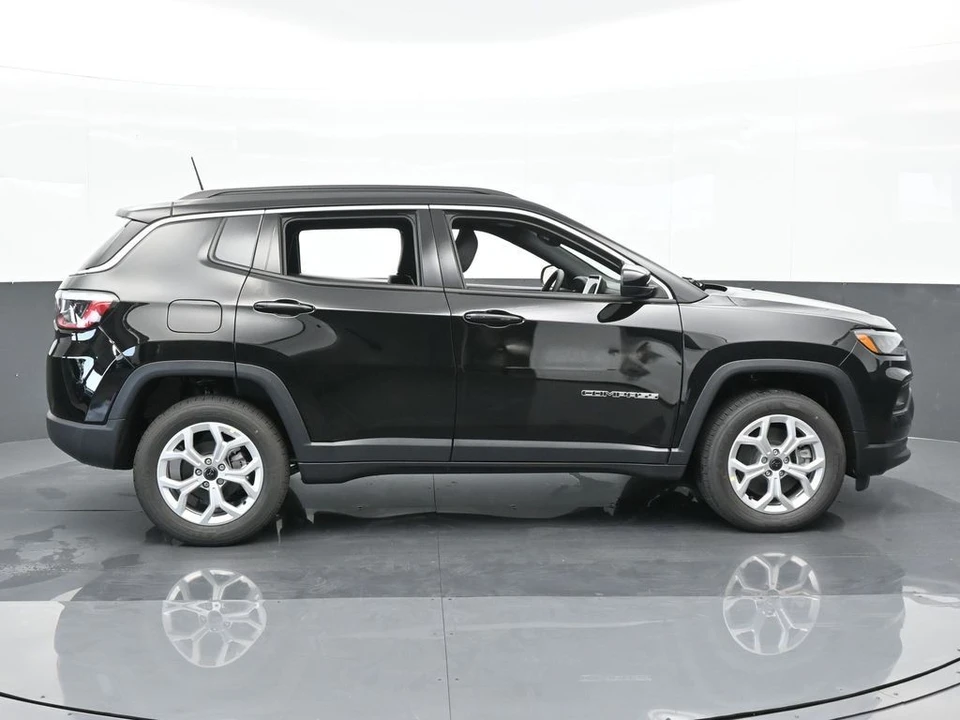 2025 Jeep Compass - Image 7 of 12