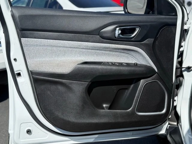 2025 Jeep Compass - Image 16 of 21