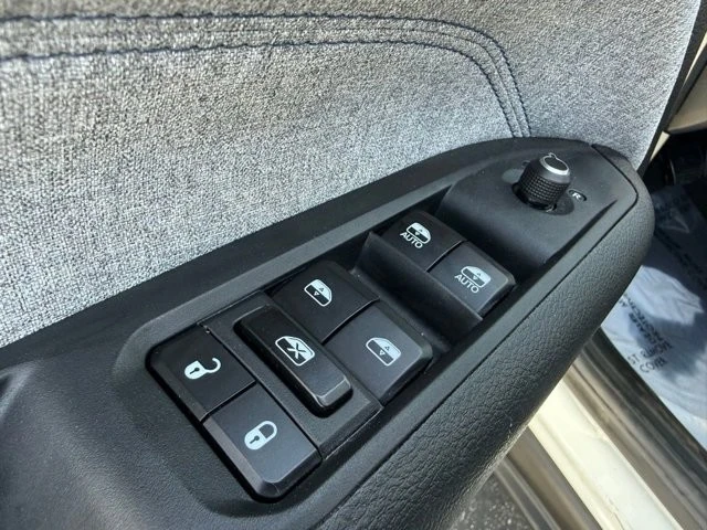 2025 Jeep Compass - Image 17 of 21