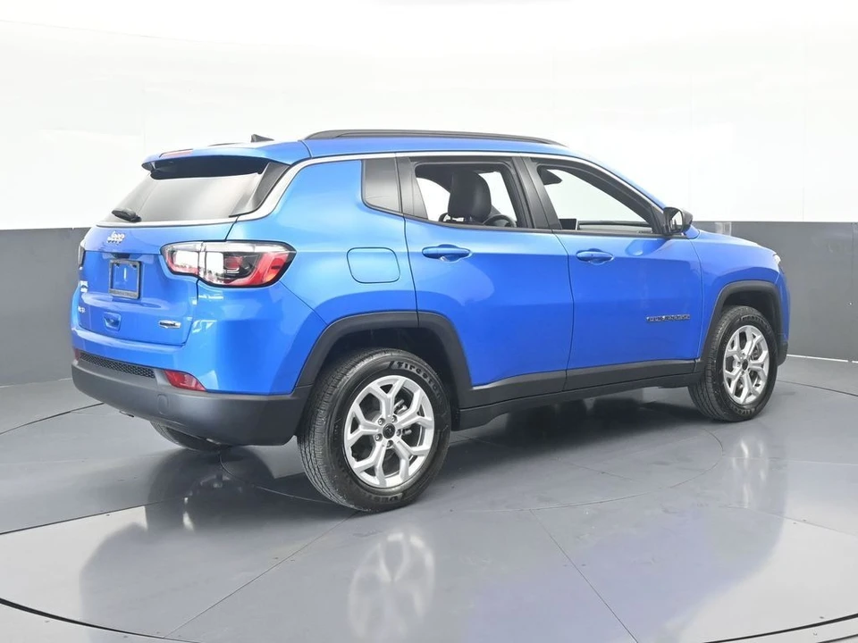 2025 Jeep Compass - Image 6 of 12