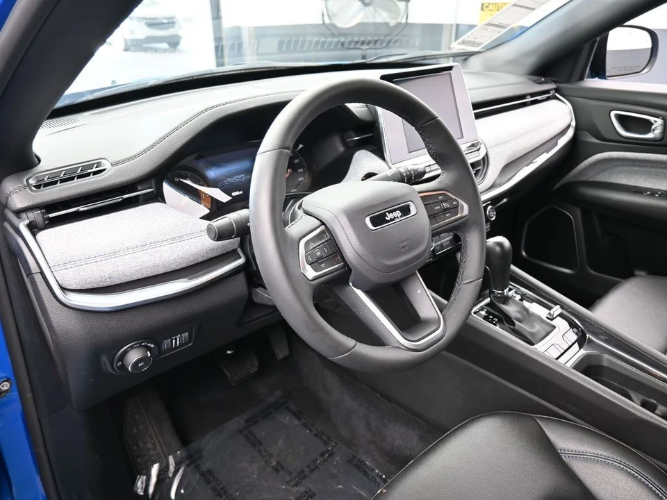 2025 Jeep Compass - Image 10 of 12