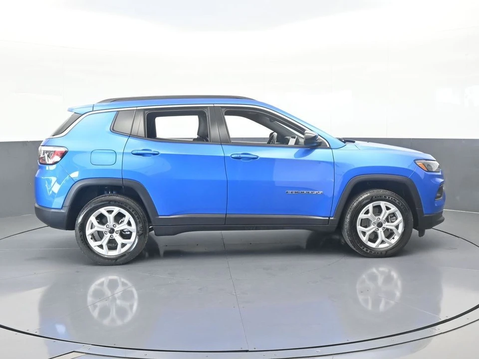 2025 Jeep Compass - Image 7 of 12