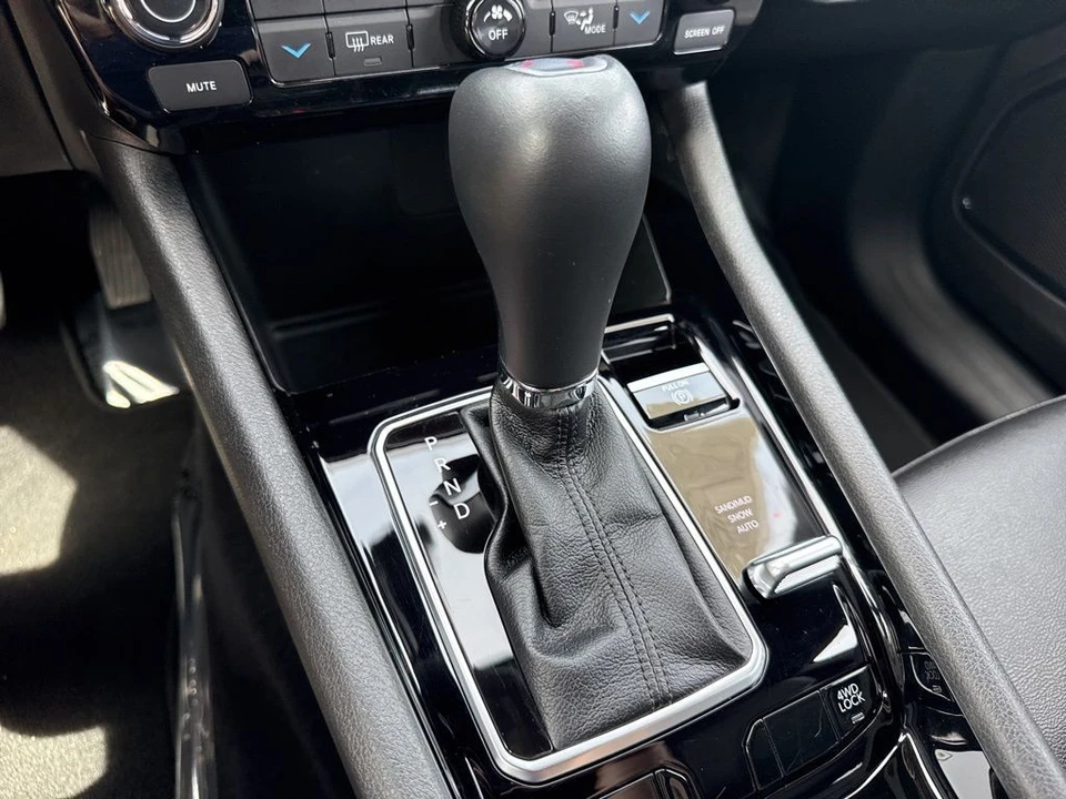 2025 Jeep Compass - Image 17 of 21