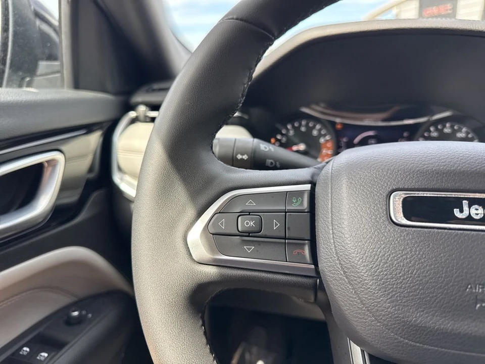 2025 Jeep Compass - Image 15 of 21