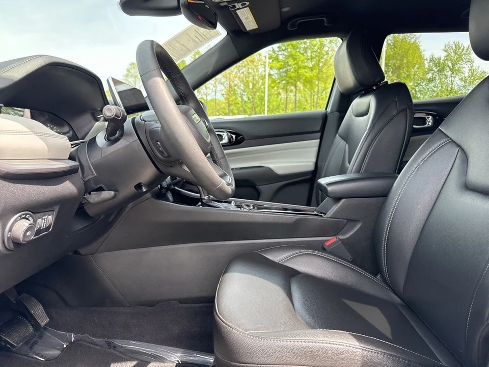 2025 Jeep Compass - Image 9 of 21