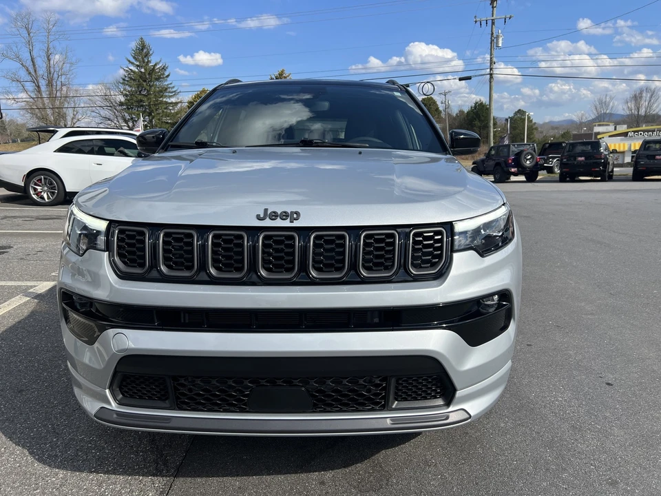 2025 Jeep Compass - Image 5 of 31