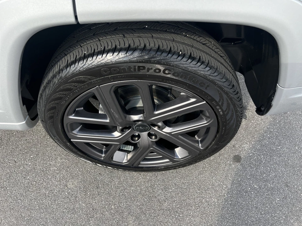 2025 Jeep Compass - Image 9 of 31