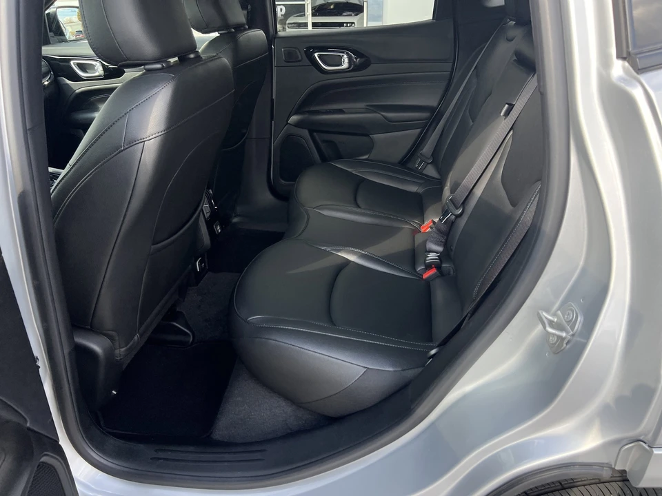 2025 Jeep Compass - Image 10 of 31