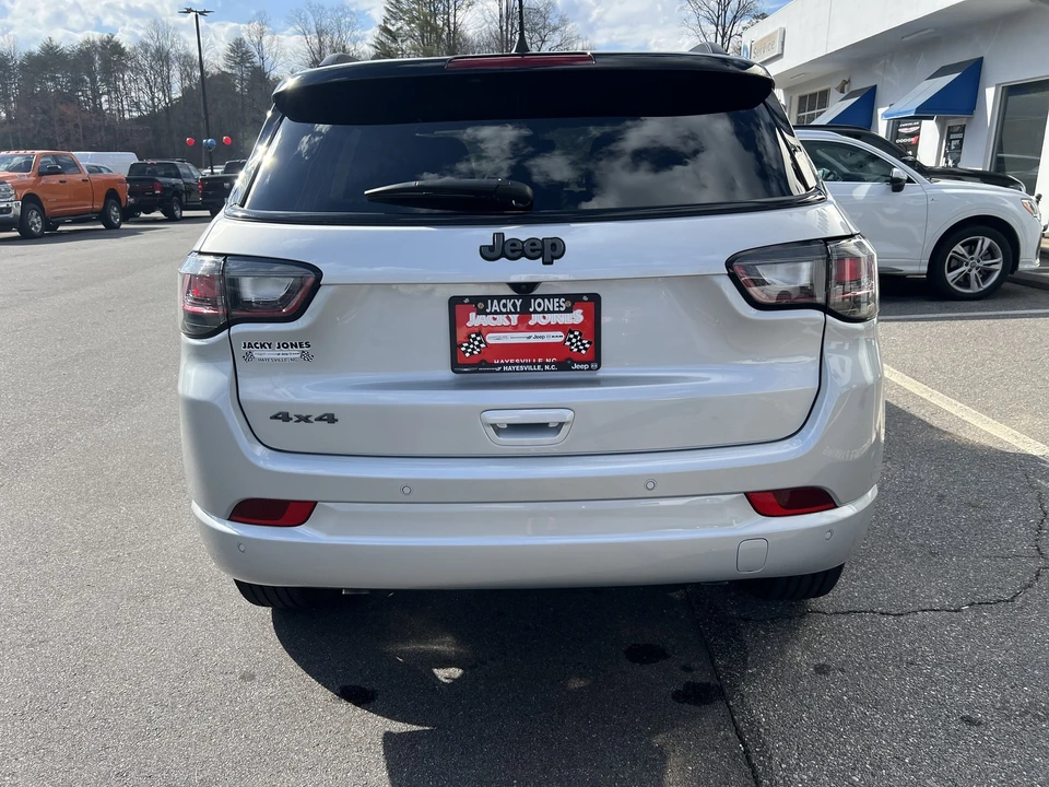 2025 Jeep Compass - Image 2 of 31