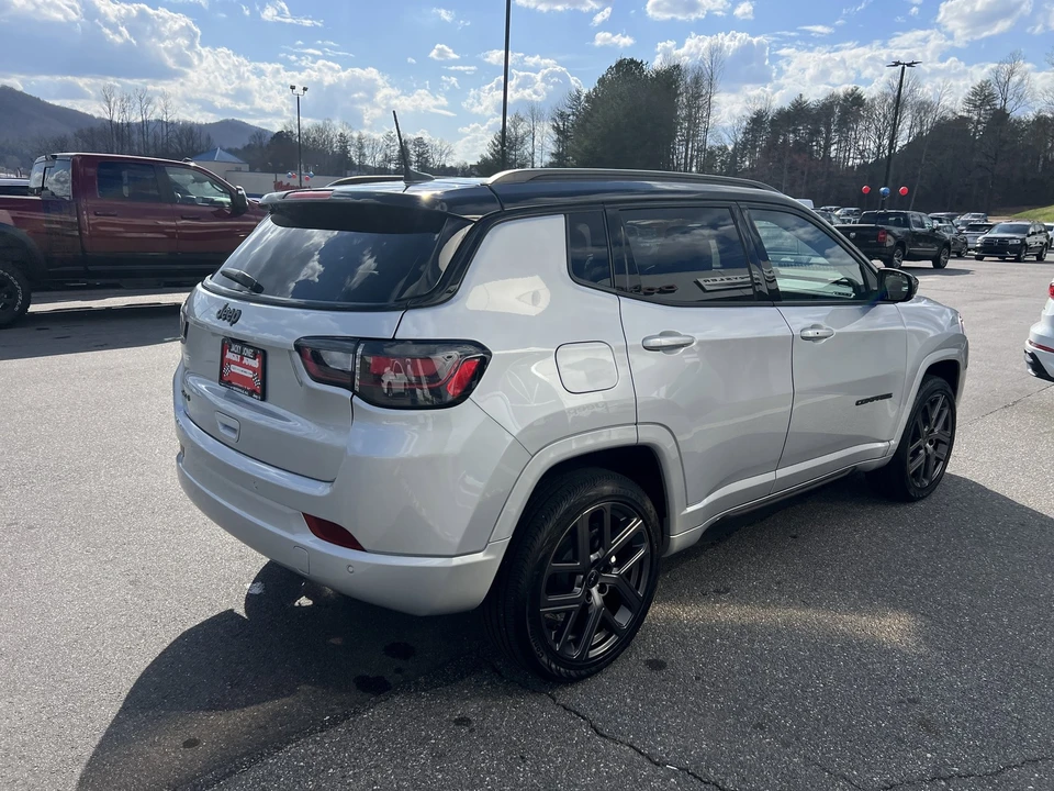 2025 Jeep Compass - Image 3 of 31