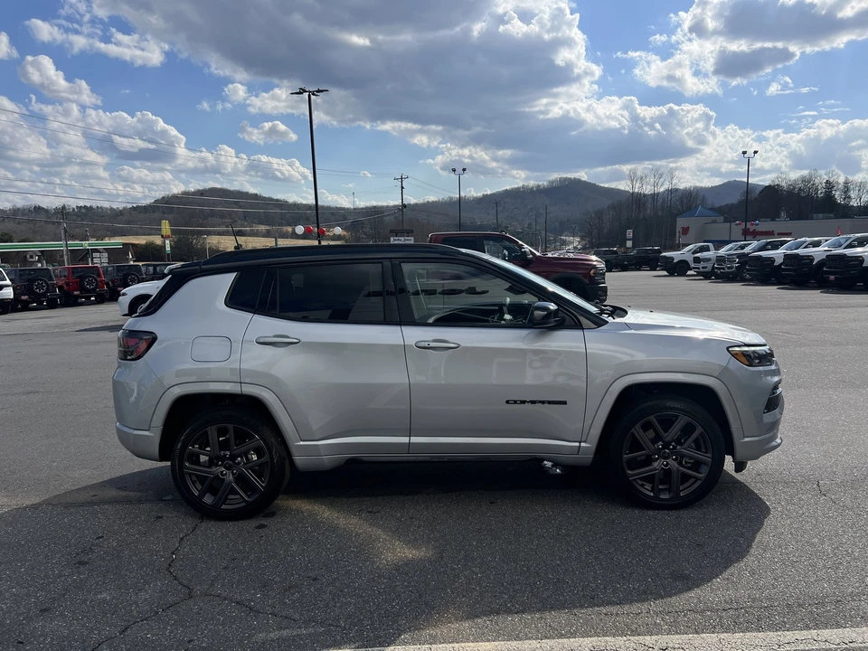 2025 Jeep Compass - Image 4 of 31