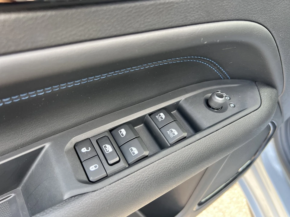 2025 Jeep Compass - Image 13 of 31