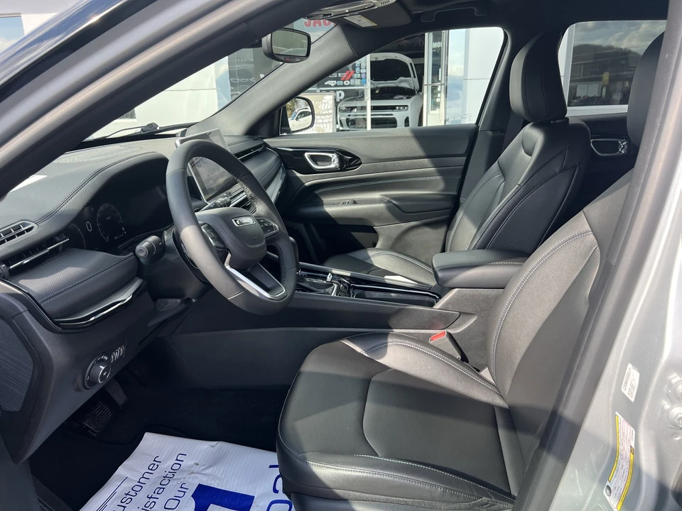 2025 Jeep Compass - Image 15 of 31
