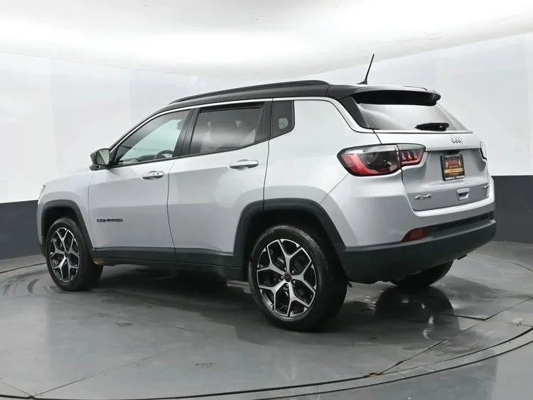 2025 Jeep Compass - Image 9 of 12