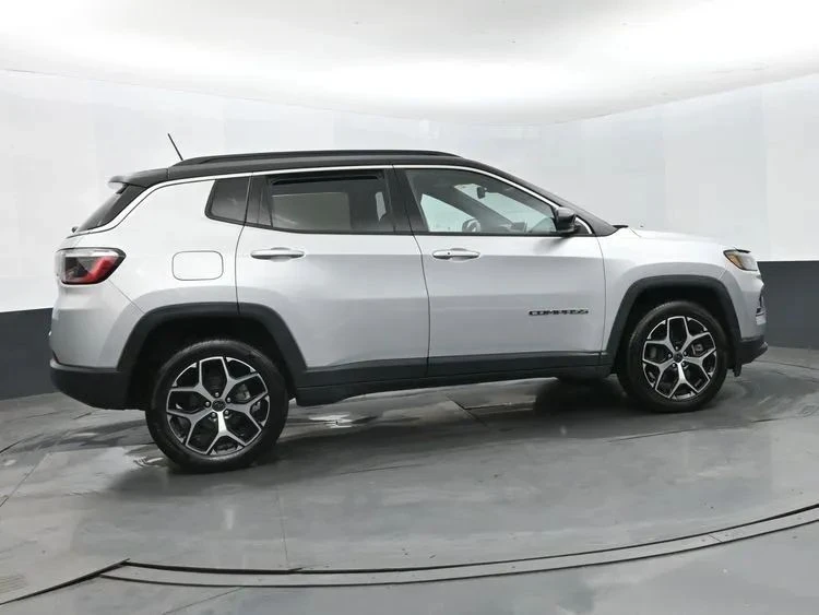2025 Jeep Compass - Image 4 of 12