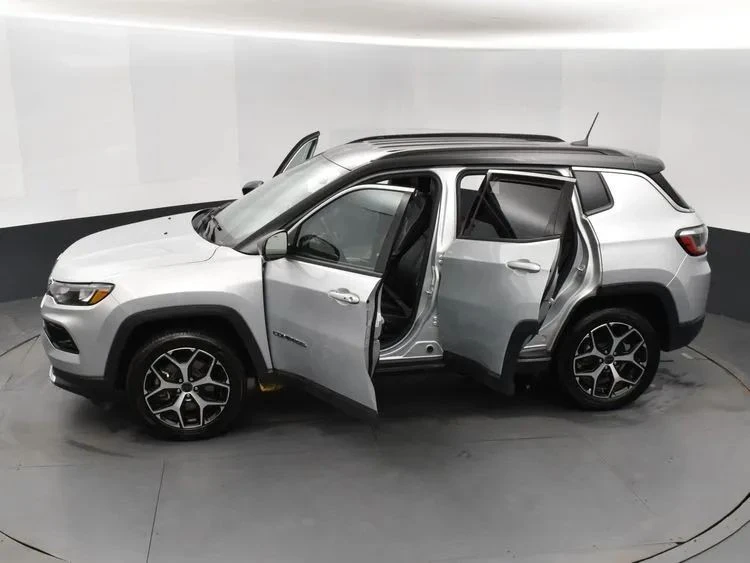 2025 Jeep Compass - Image 7 of 12