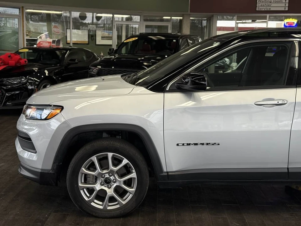 2025 Jeep Compass - Image 8 of 21