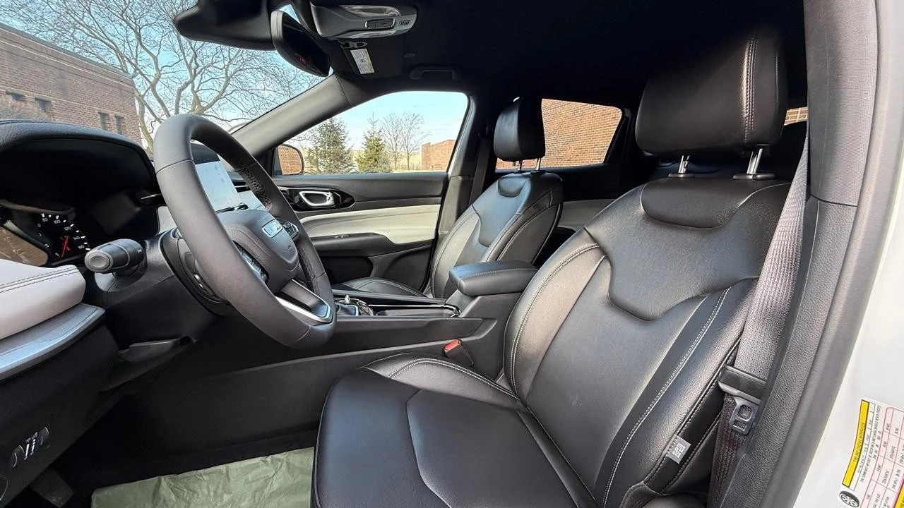 2025 Jeep Compass - Image 10 of 21
