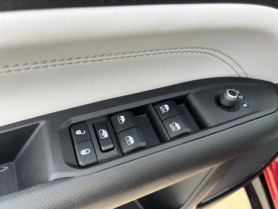 2025 Jeep Compass - Image 14 of 21