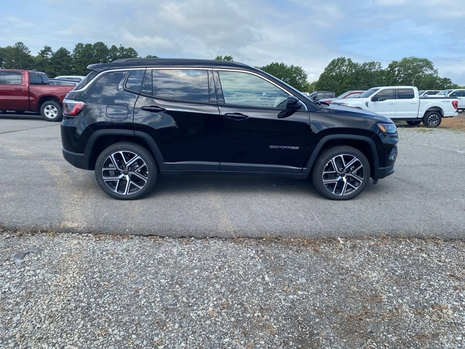 2025 Jeep Compass - Image 4 of 12
