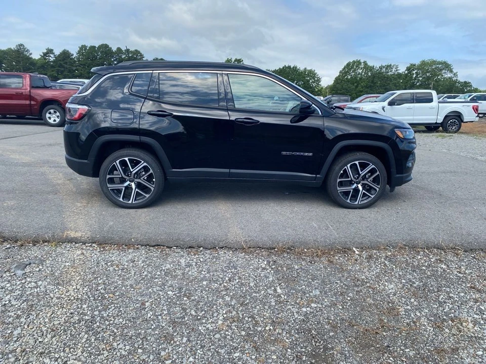 2025 Jeep Compass - Image 4 of 12