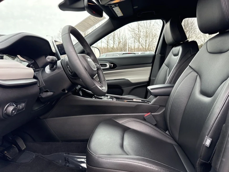2025 Jeep Compass - Image 9 of 21