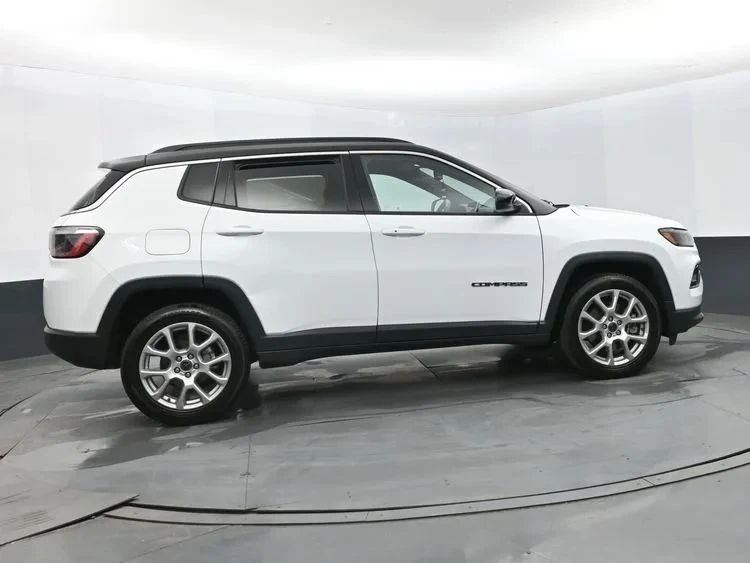 2025 Jeep Compass - Image 4 of 12