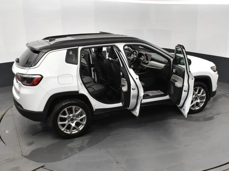 2025 Jeep Compass - Image 6 of 12
