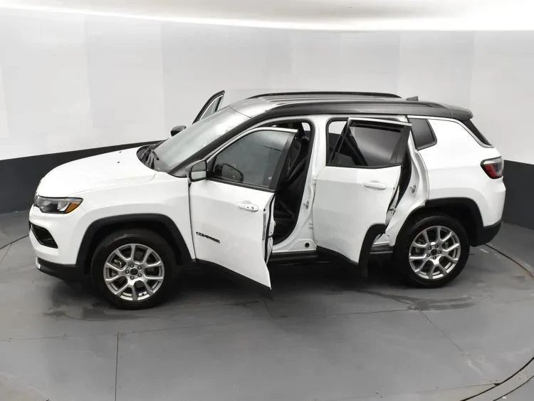 2025 Jeep Compass - Image 7 of 12