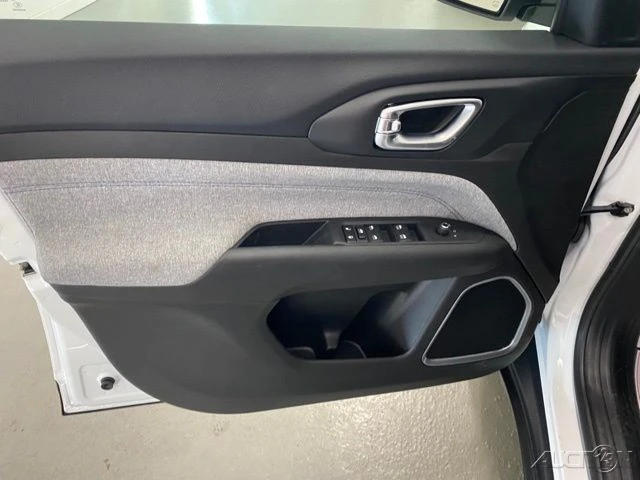 2025 Jeep Compass - Image 10 of 12