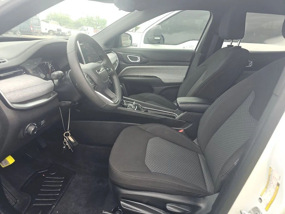 2025 Jeep Compass - Image 4 of 10