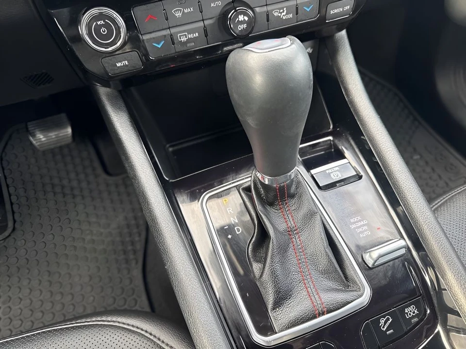 2025 Jeep Compass - Image 17 of 21