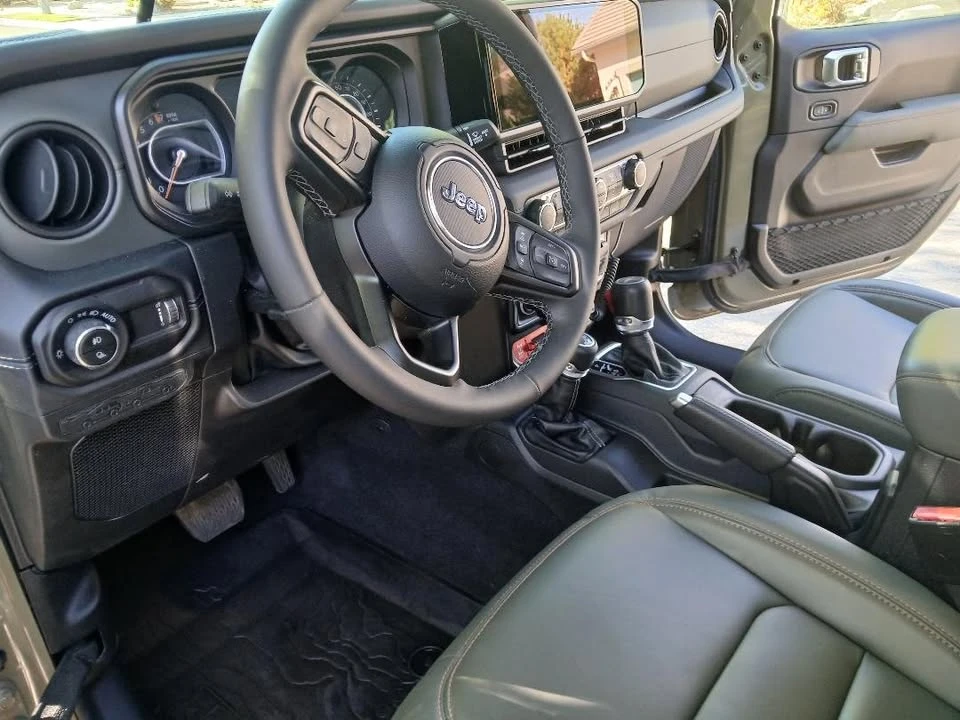 2025 Jeep JT Gladiator - Image 17 of 20
