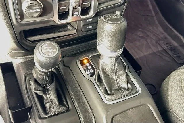 2025 Jeep JT Gladiator - Image 16 of 20