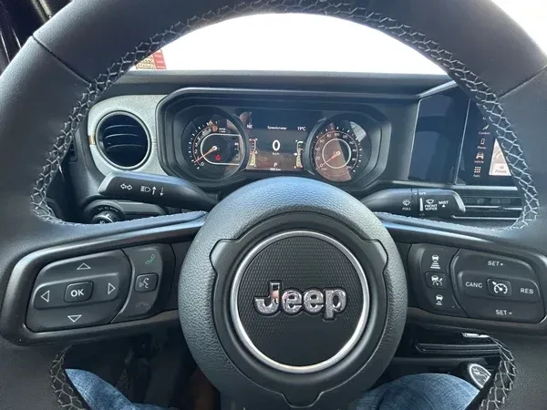 2025 Jeep JT Gladiator - Image 13 of 18