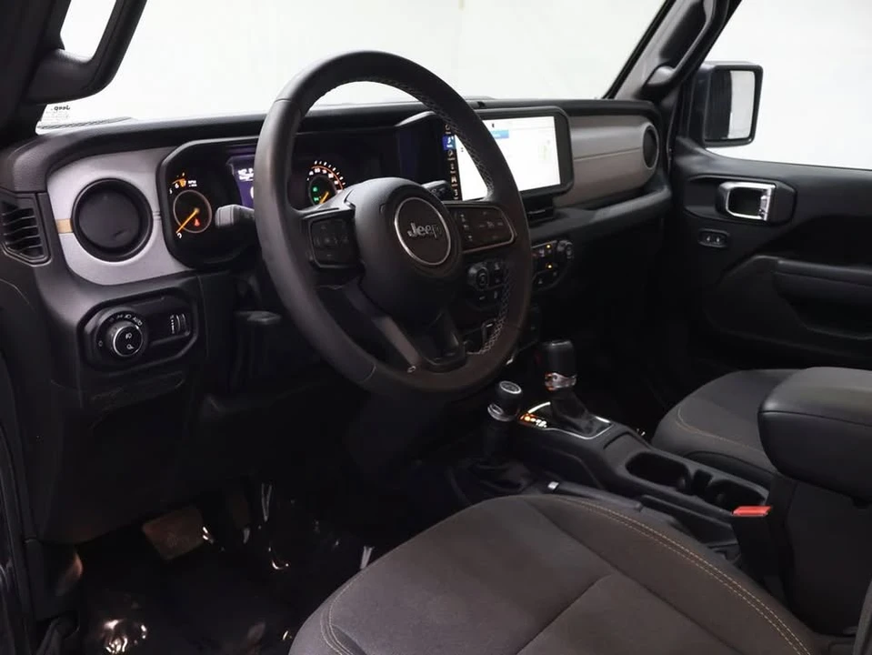 2025 Jeep JT Gladiator - Image 14 of 20
