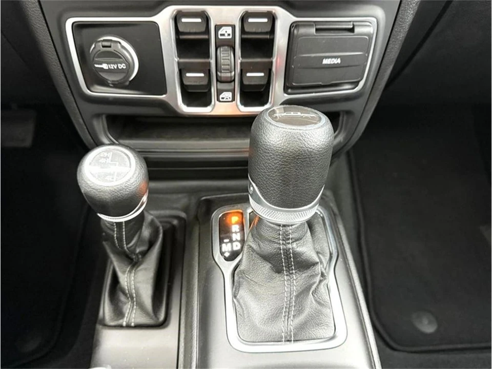 2025 Jeep JT Gladiator - Image 18 of 28