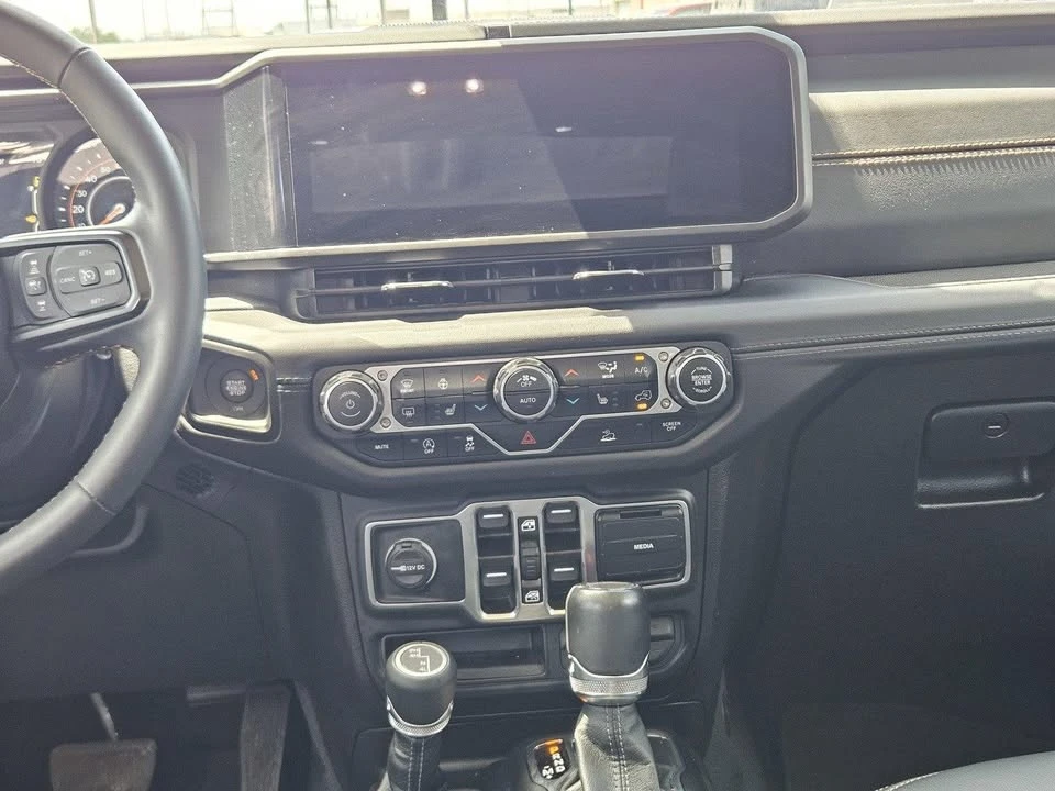 2025 Jeep JT Gladiator - Image 13 of 20