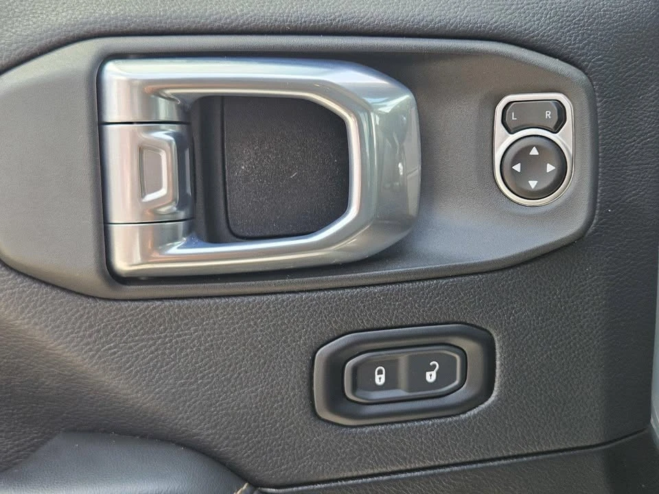 2025 Jeep JT Gladiator - Image 15 of 20