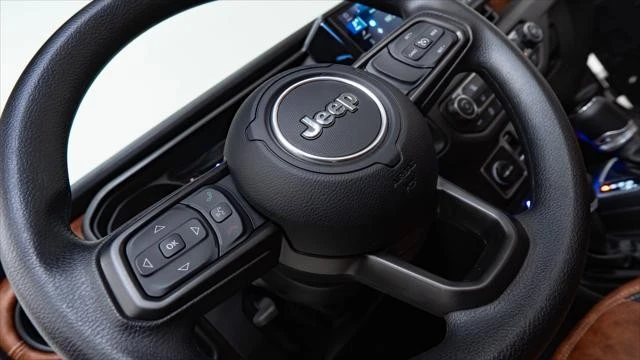 2025 Jeep JT Gladiator - Image 15 of 21