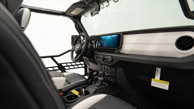 2025 Jeep JT Gladiator - Image 23 of 31