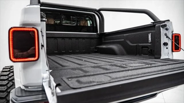 2025 Jeep JT Gladiator - Image 19 of 21