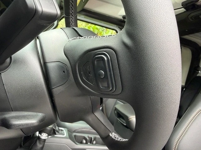 2025 Jeep JT Gladiator - Image 15 of 21
