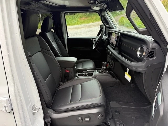 2025 Jeep JT Gladiator - Image 19 of 21