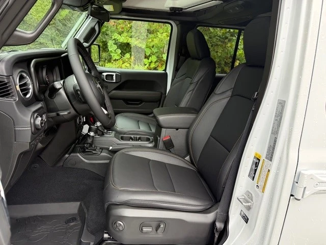 2025 Jeep JT Gladiator - Image 13 of 21